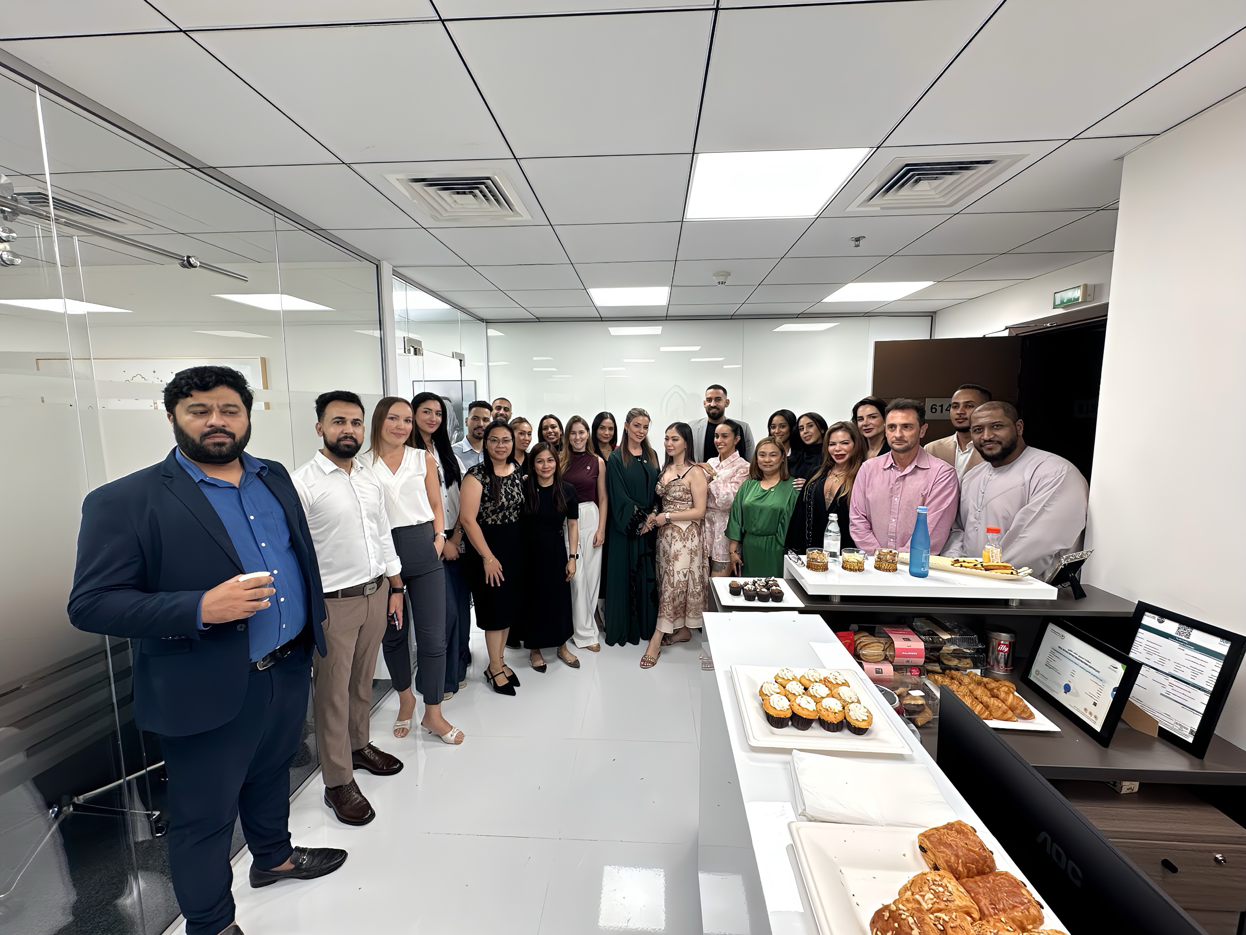Mariane Nunes, empresária brasileira em Dubai, com a equipe da NAHY no escritório em Business Bay