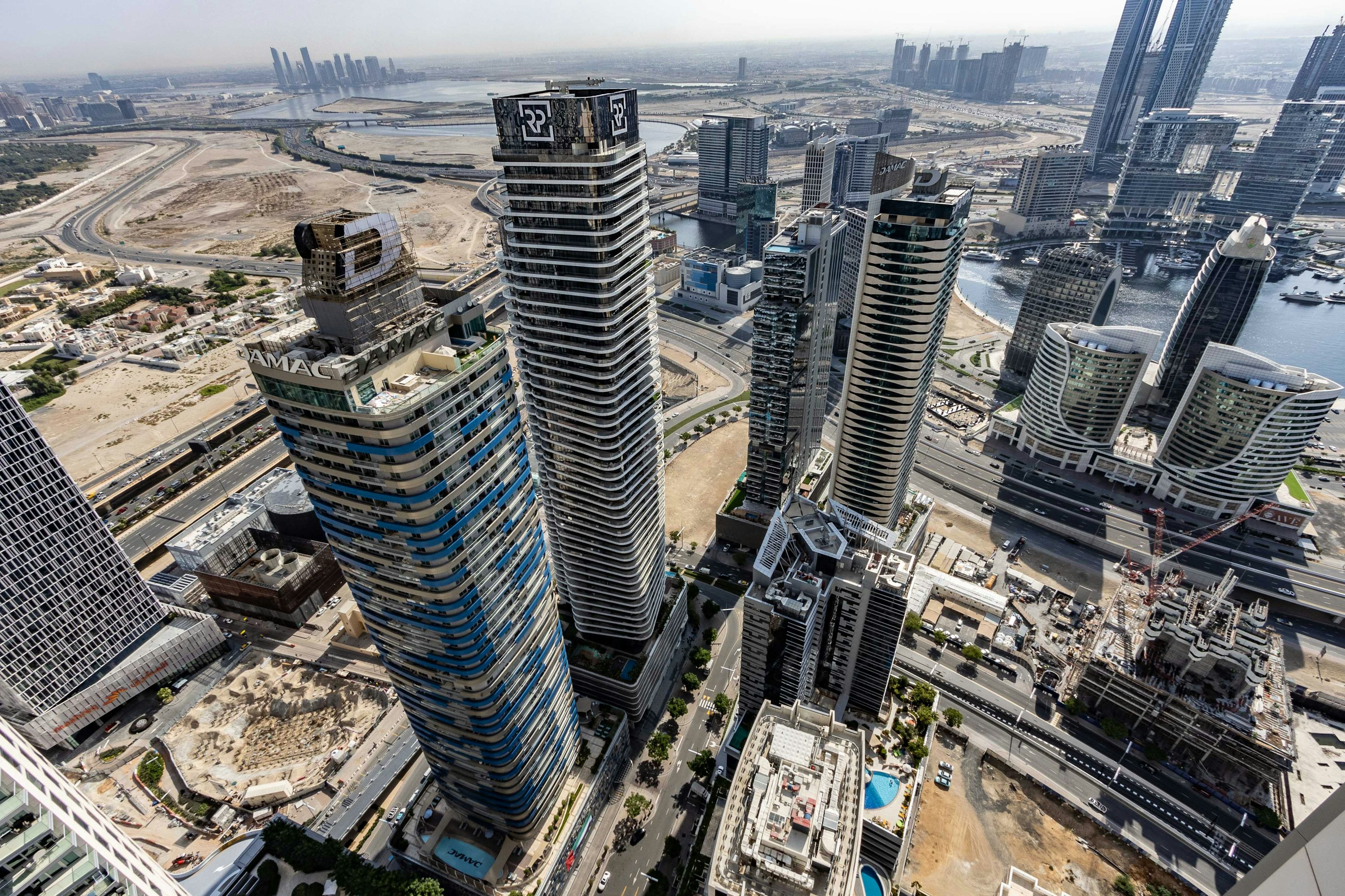 Vista aérea do distrito financeiro de Dubai, Emirados Árabes Unidos.