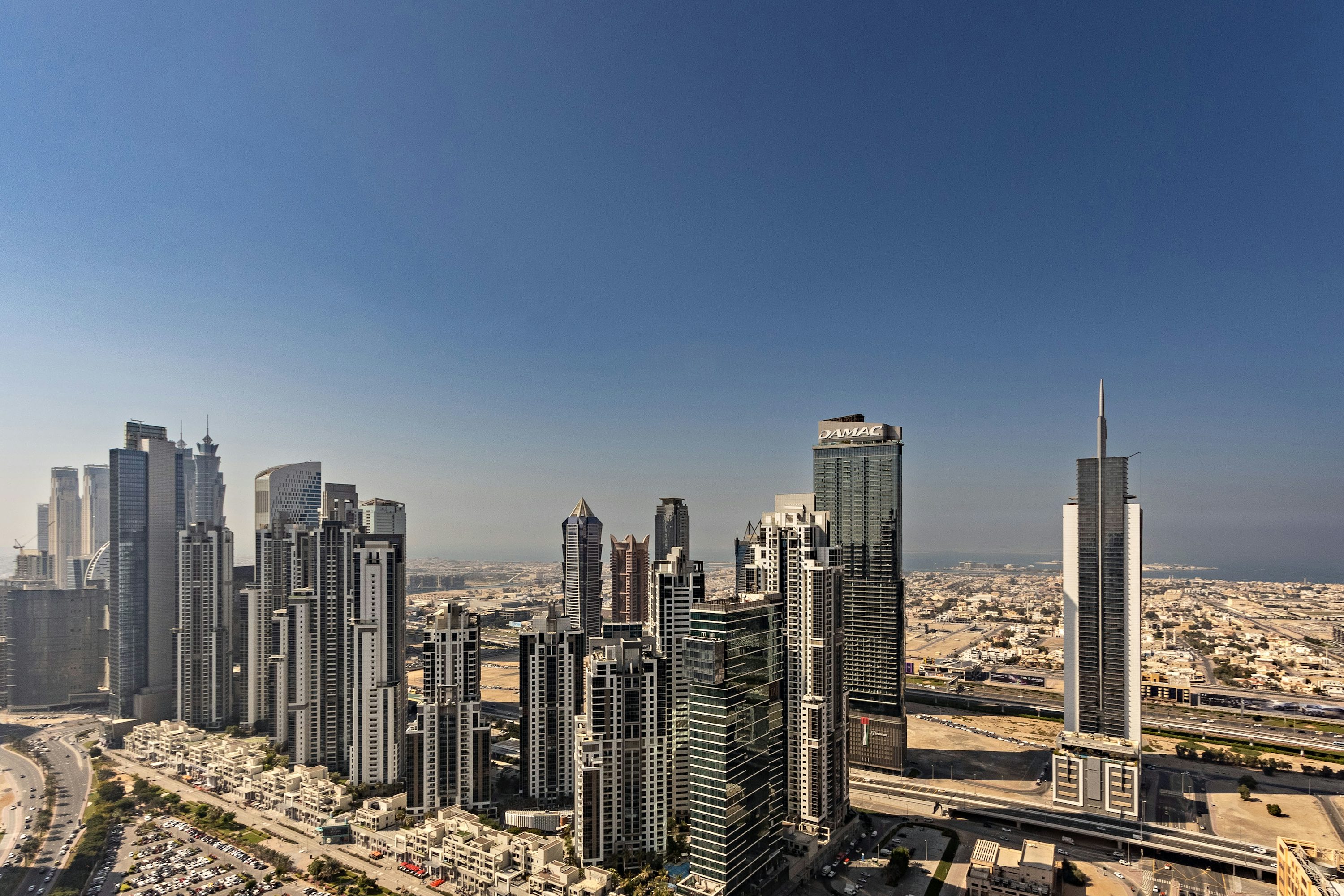 Paisagem urbana de Dubai sob céu claro.