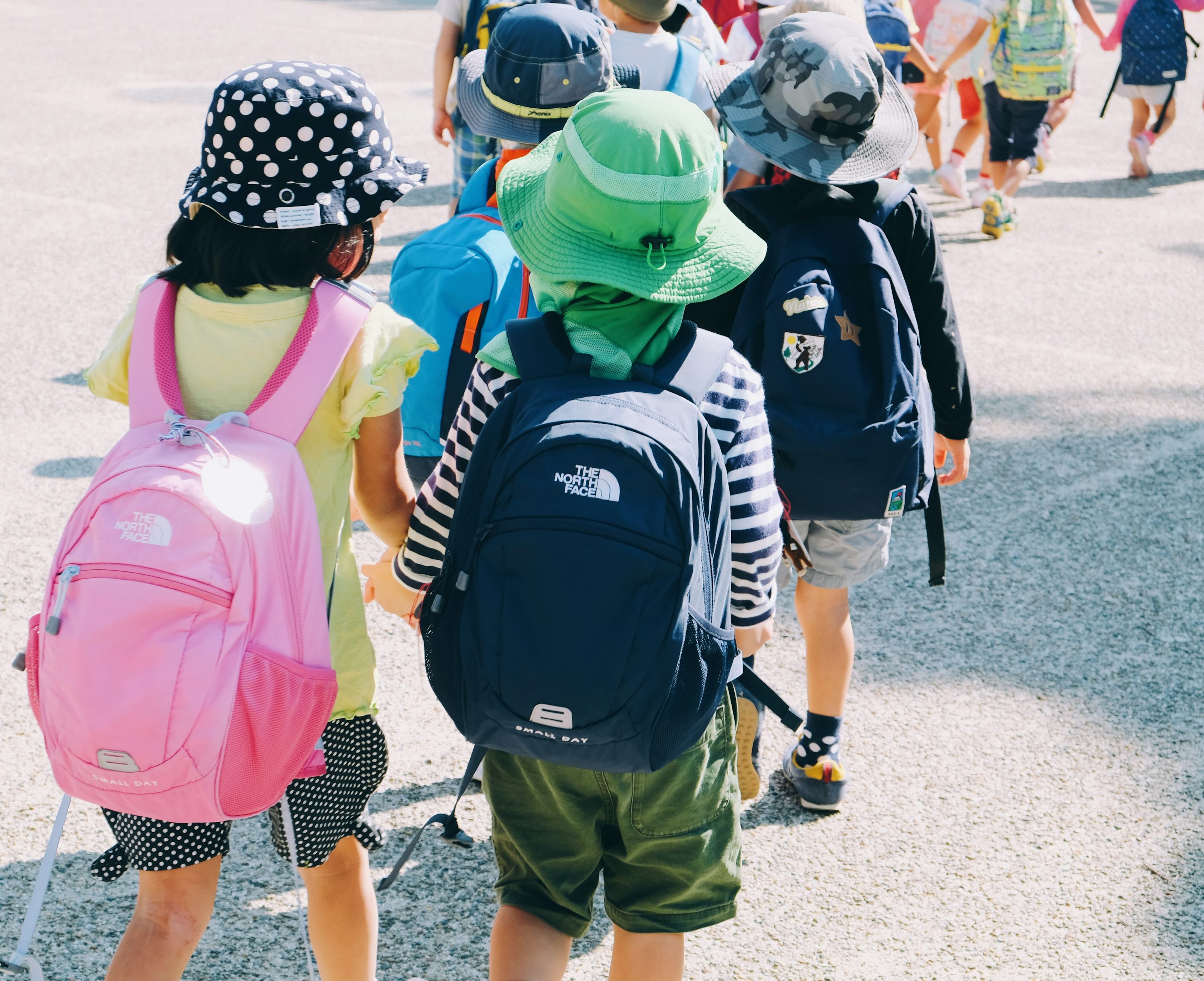Mochila escolar apoiada perto de livros em ambiente de estudo.