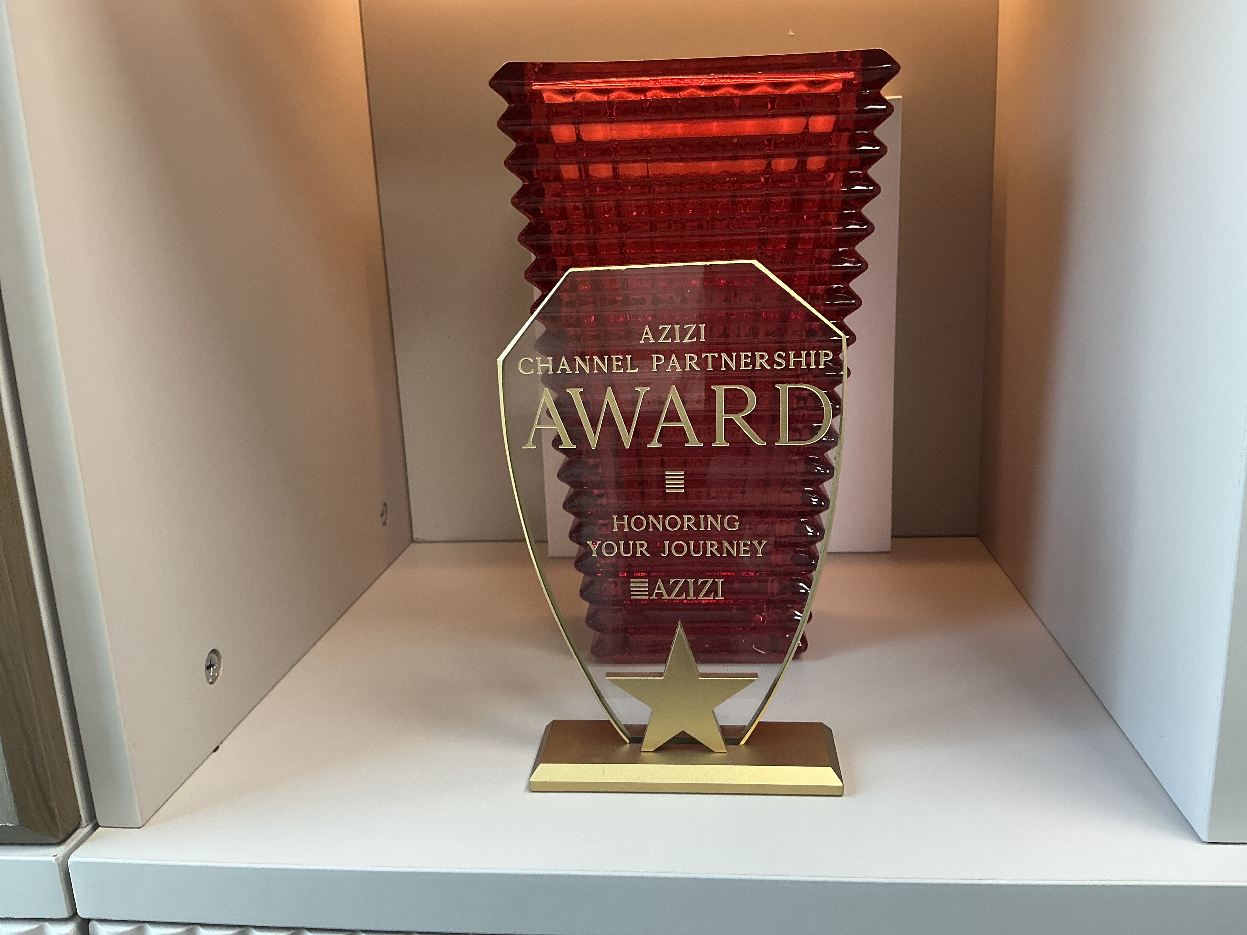 Mariane Nunes, empresária brasileira em Dubai, com o troféu Annual Partnership Award da Azizi Developments