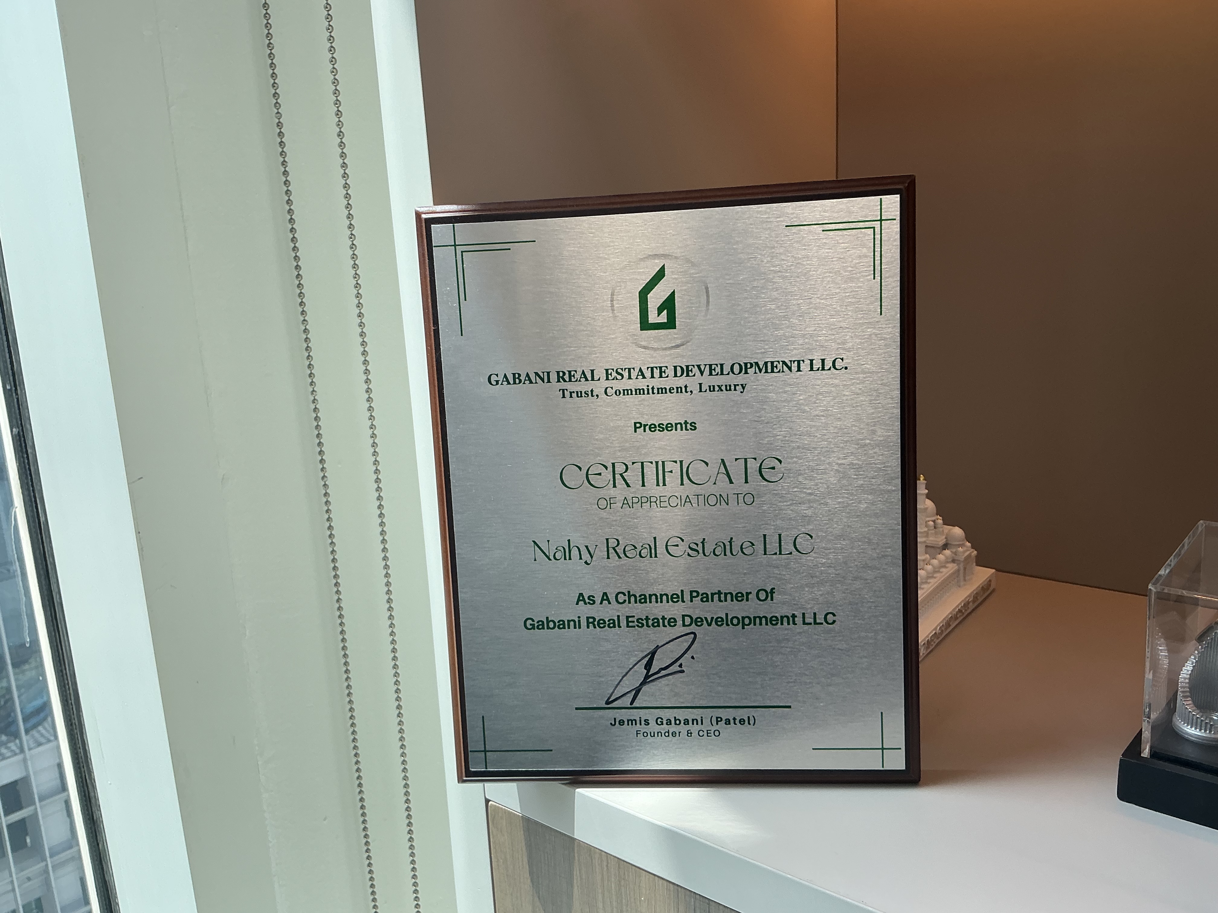 Mariane Nunes, empresária brasileira em Dubai, com o Certificate of Appreciation da Gabani Developments