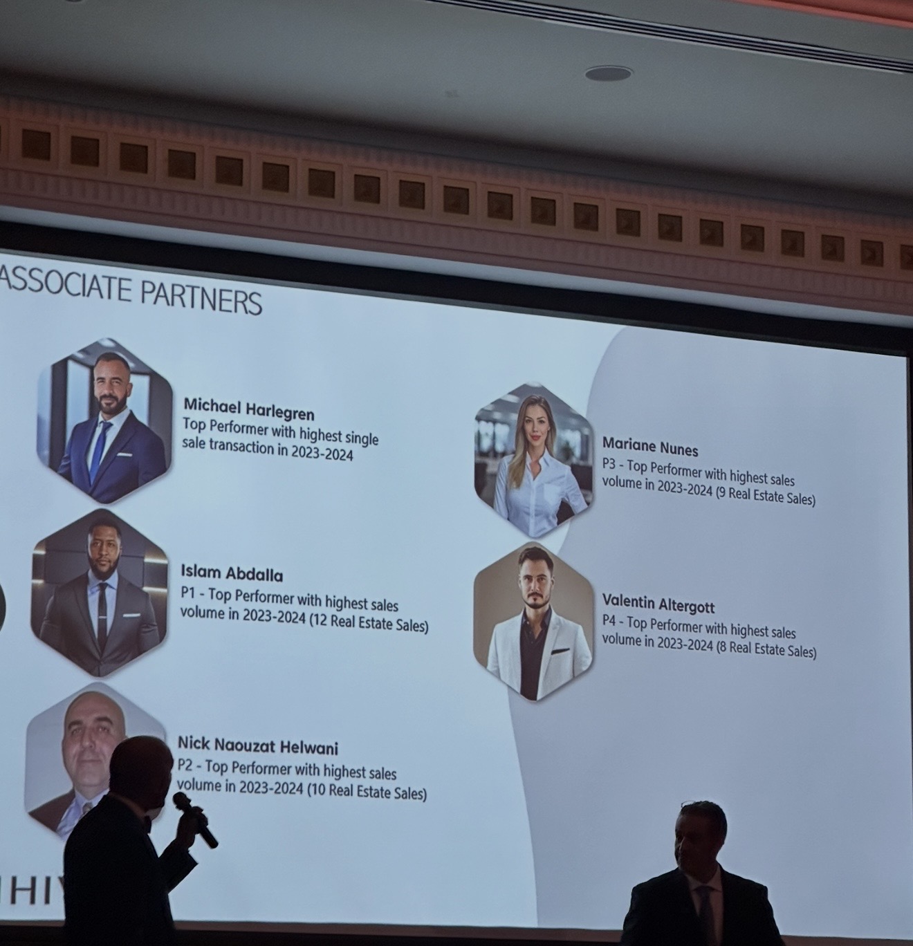Mariane Nunes, empresária brasileira em Dubai, recebendo o prêmio Melhores do Ano no mercado imobiliário