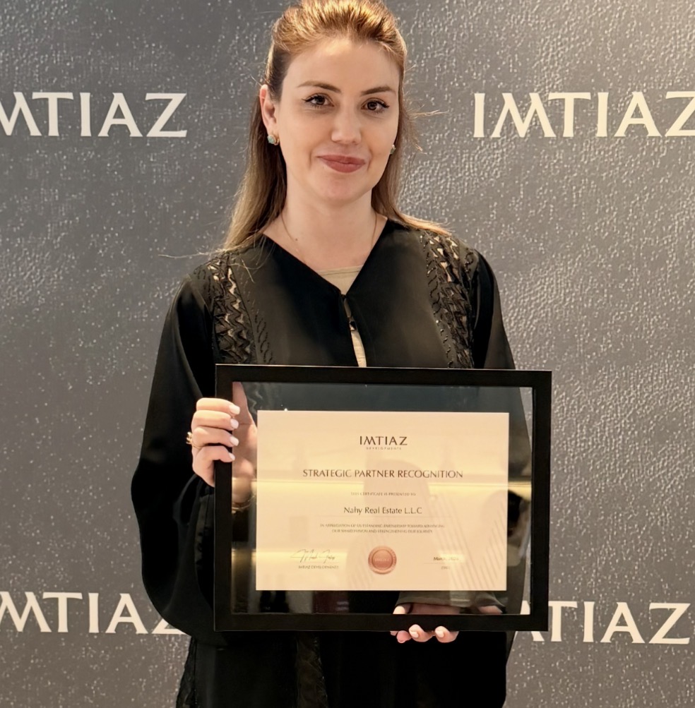 Mariane Nunes, empresária brasileira em Dubai, recebendo o Excellence Award da Imtiaz Developments