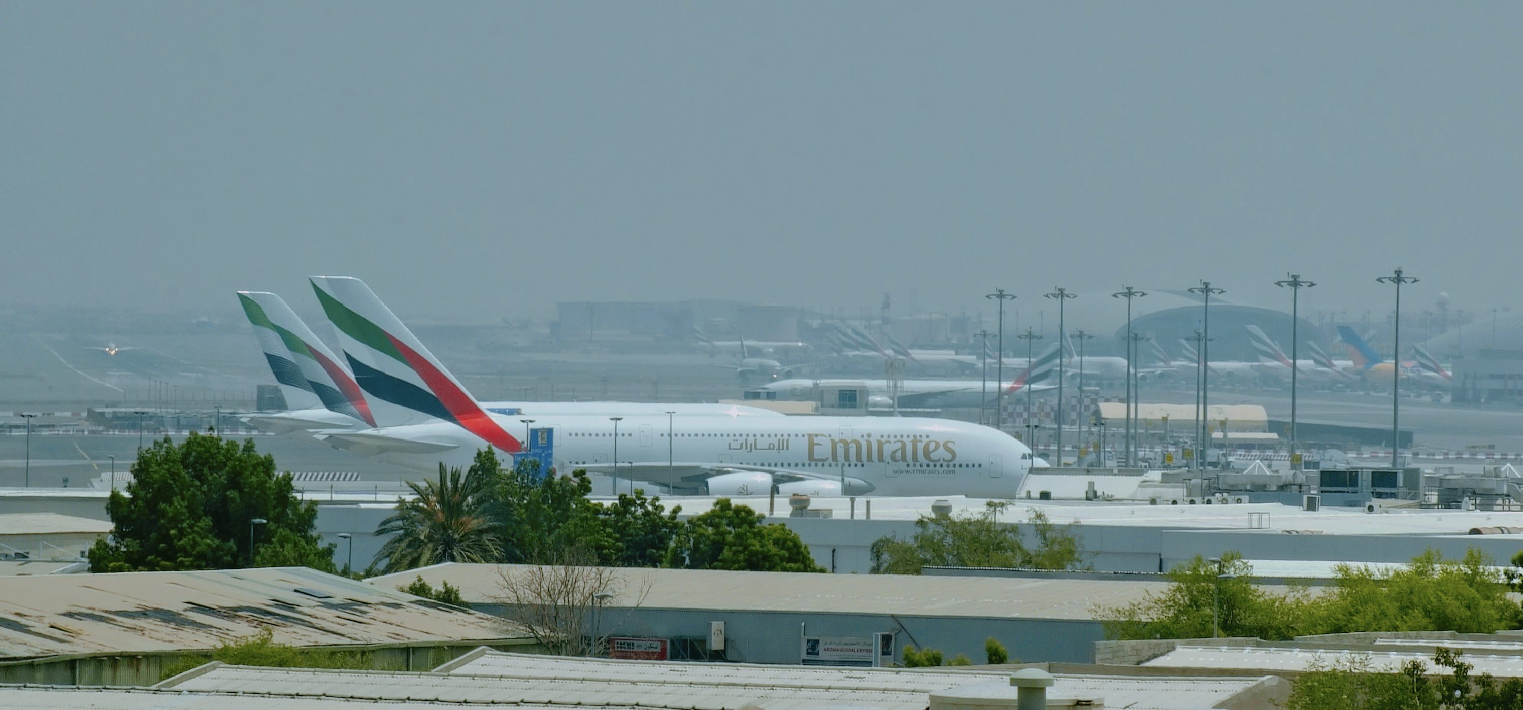 Aeronave em pista de aeroporto em dia nublado.