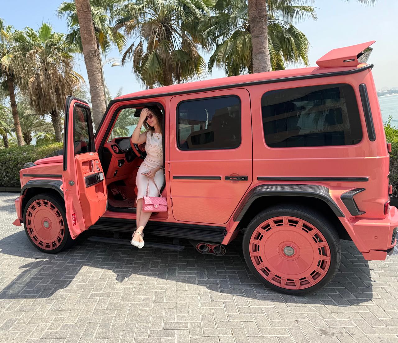 Mariane Nunes, empresária brasileira em Dubai, com Brabus na Palm Jumeirah