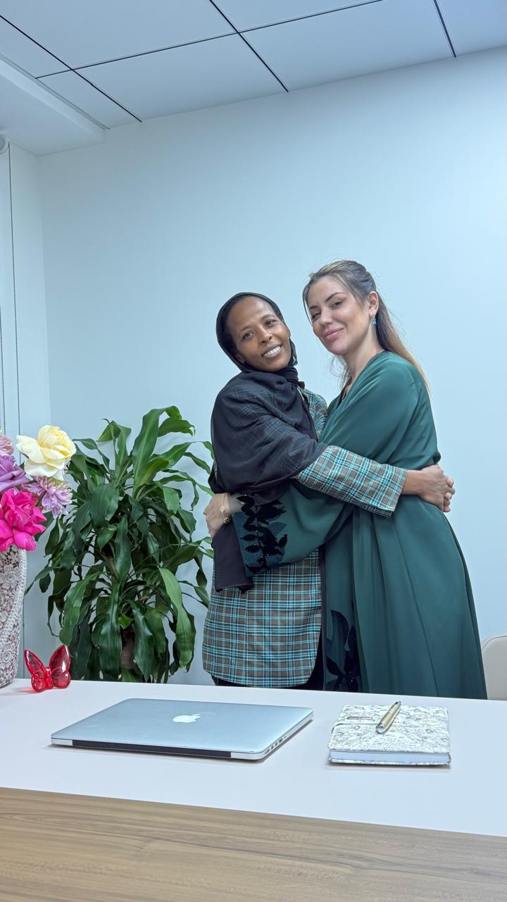 Mariane Nunes, empresária brasileira em Dubai, com colega de equipe no escritório da NAHY em Business Bay