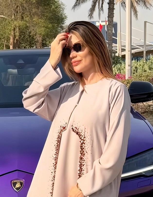 Mariane Nunes, empresária brasileira em Dubai, ao lado de Lamborghini