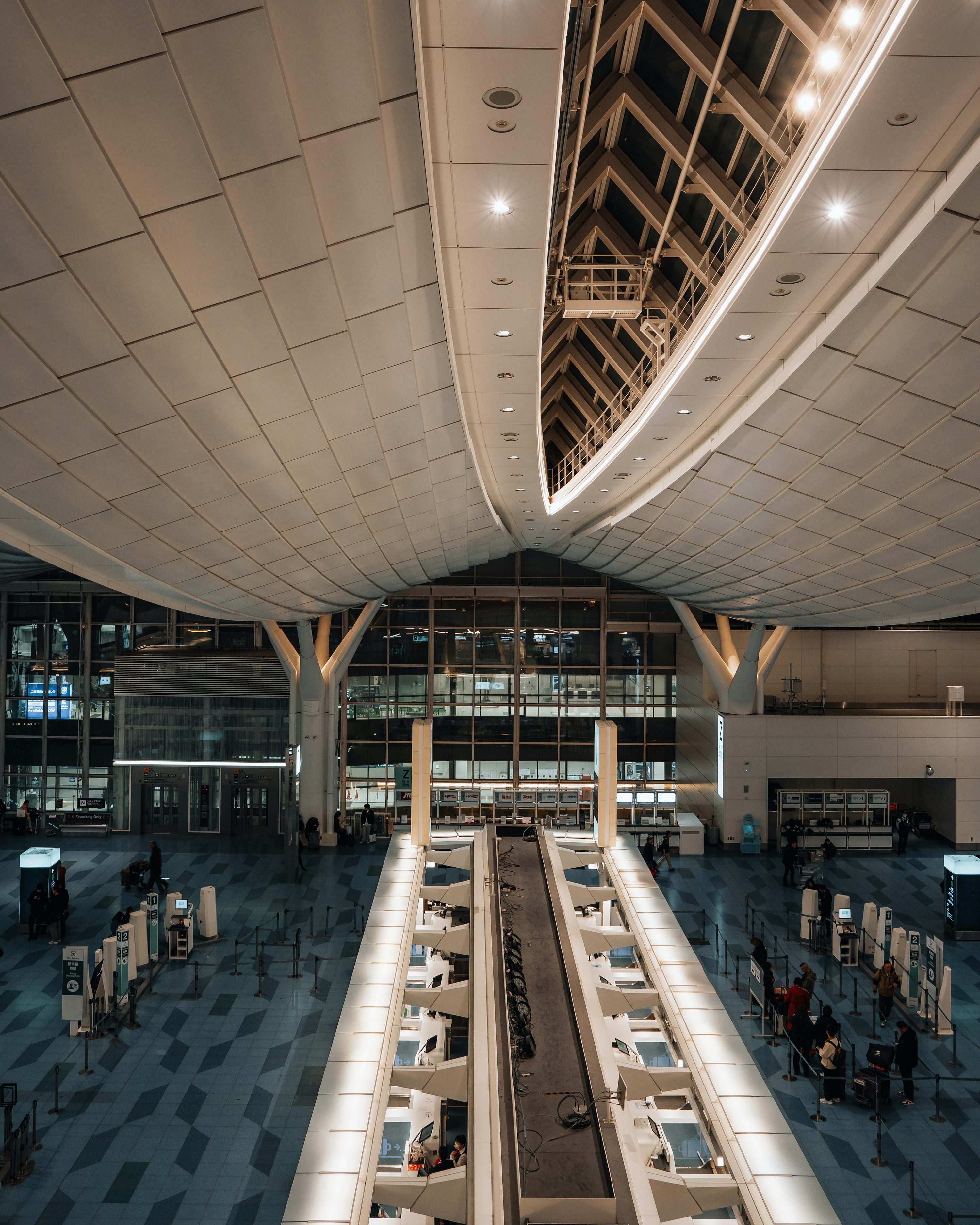 Teto geométrico de um terminal moderno visto de baixo.