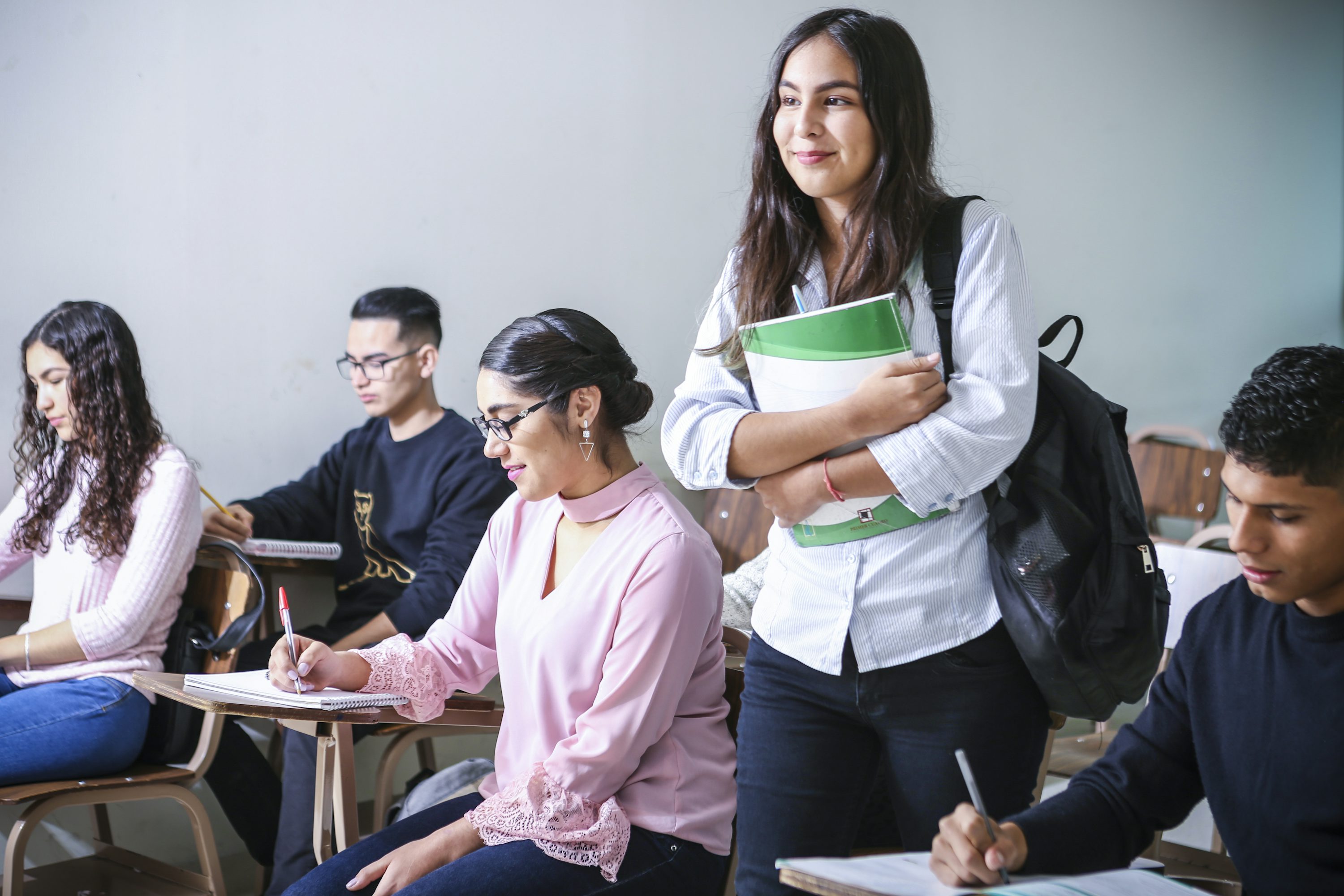 Grupo de estudantes em sala de aula durante atividade de aprendizado.