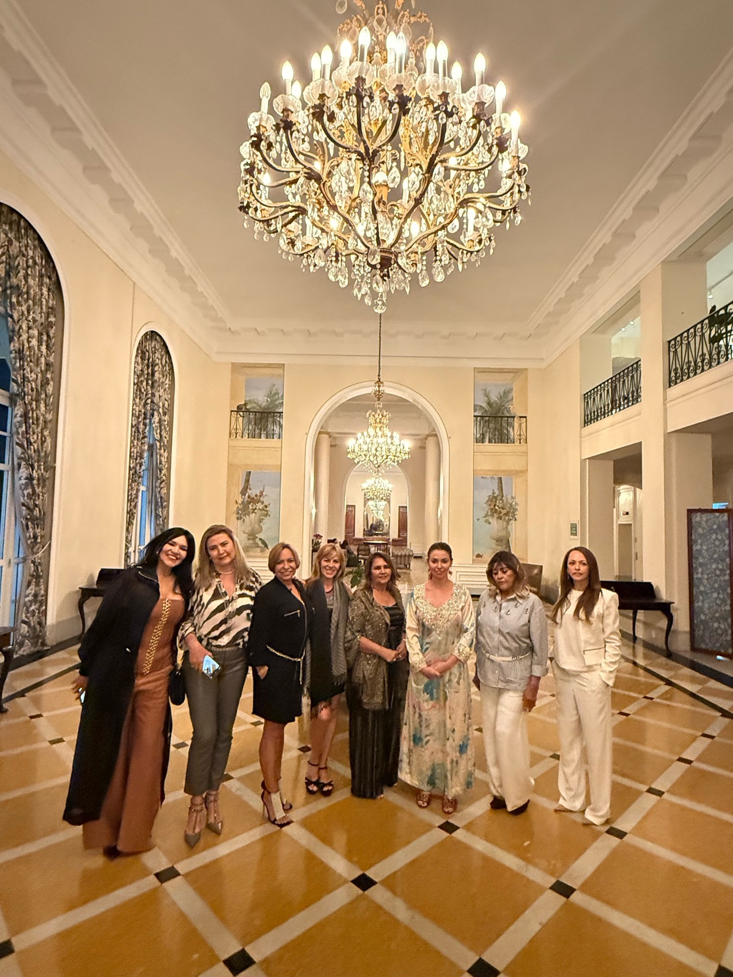 Mariane Nunes, empresária brasileira em Dubai, em encontro com grupo de mulheres em salão