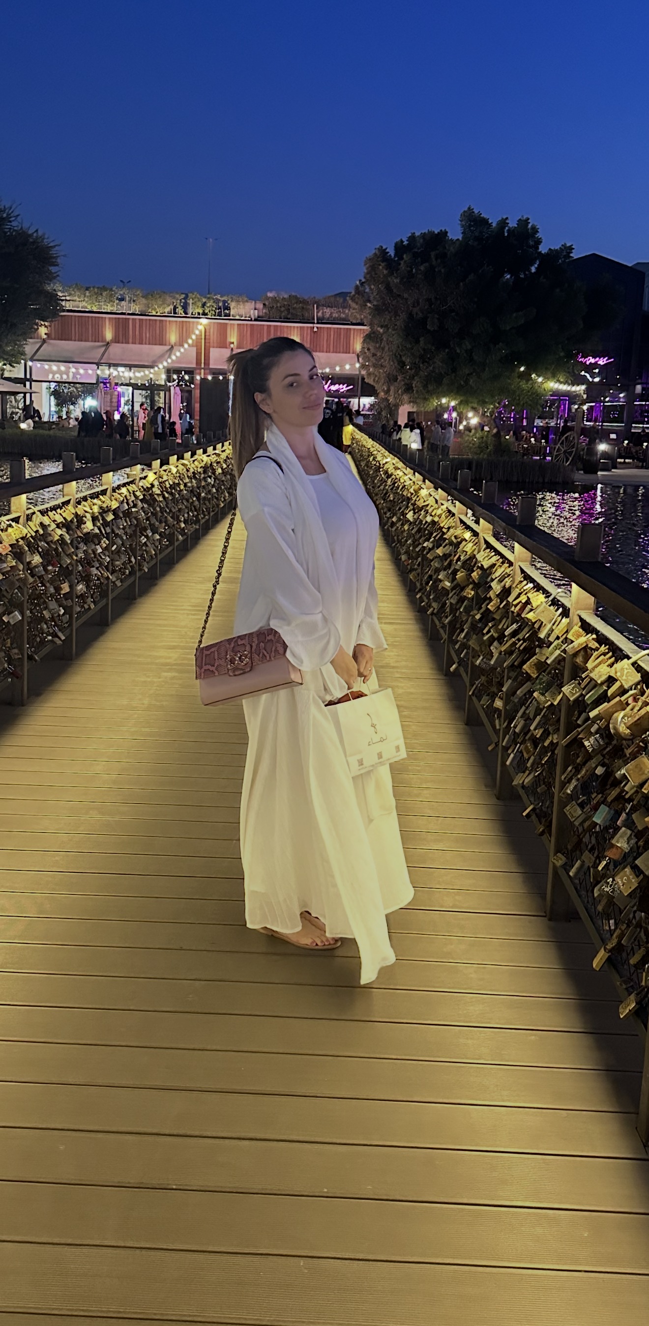 Mariane Nunes, empresária brasileira em Dubai, à noite em Dubai