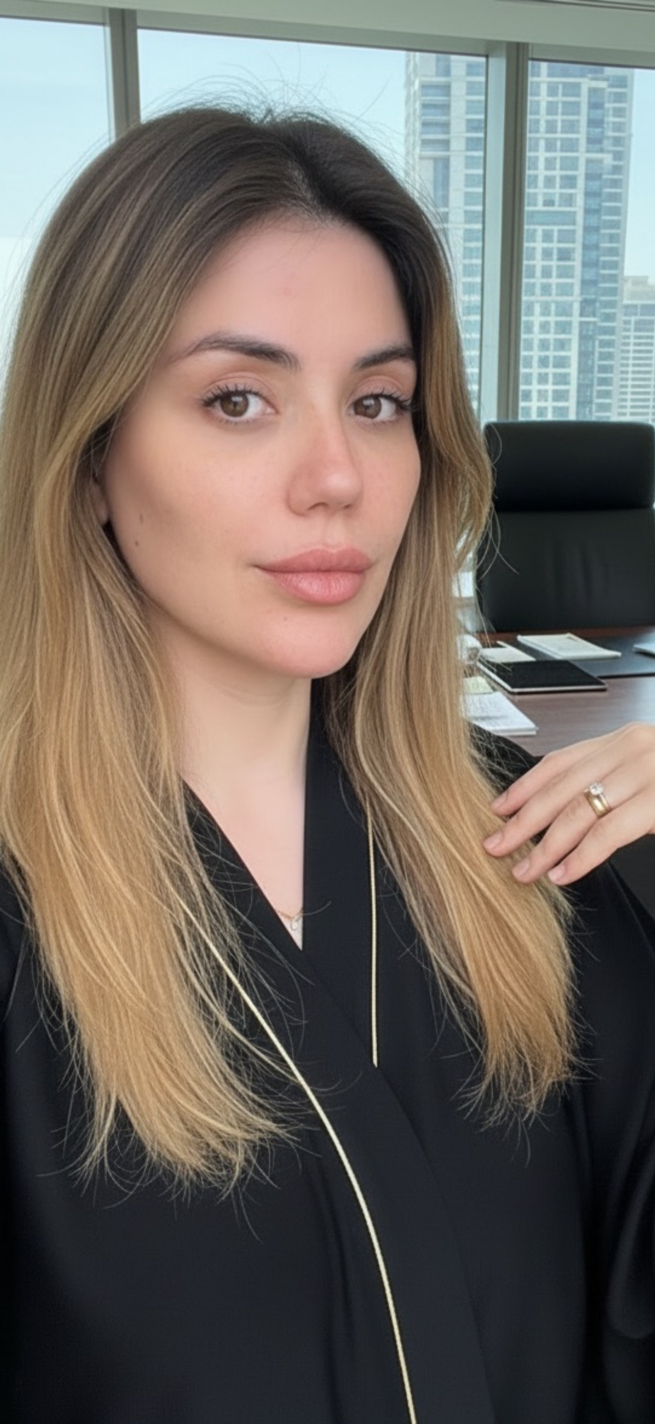 Mariane Nunes, empresária brasileira em Dubai, em retrato no escritório com a cidade ao fundo