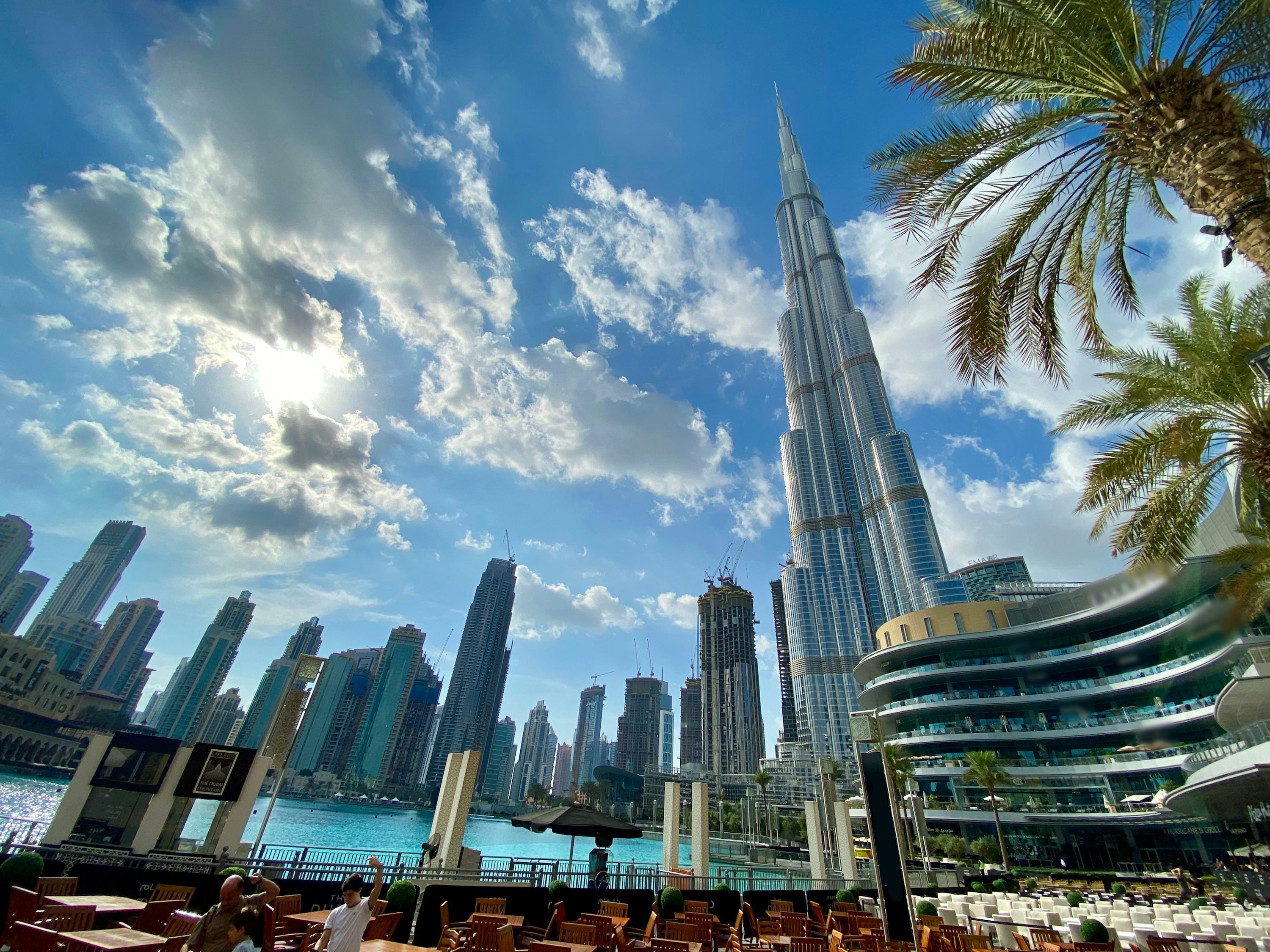 Vista panorâmica de Dubai com o Dubai Frame e áreas verdes ao redor.
