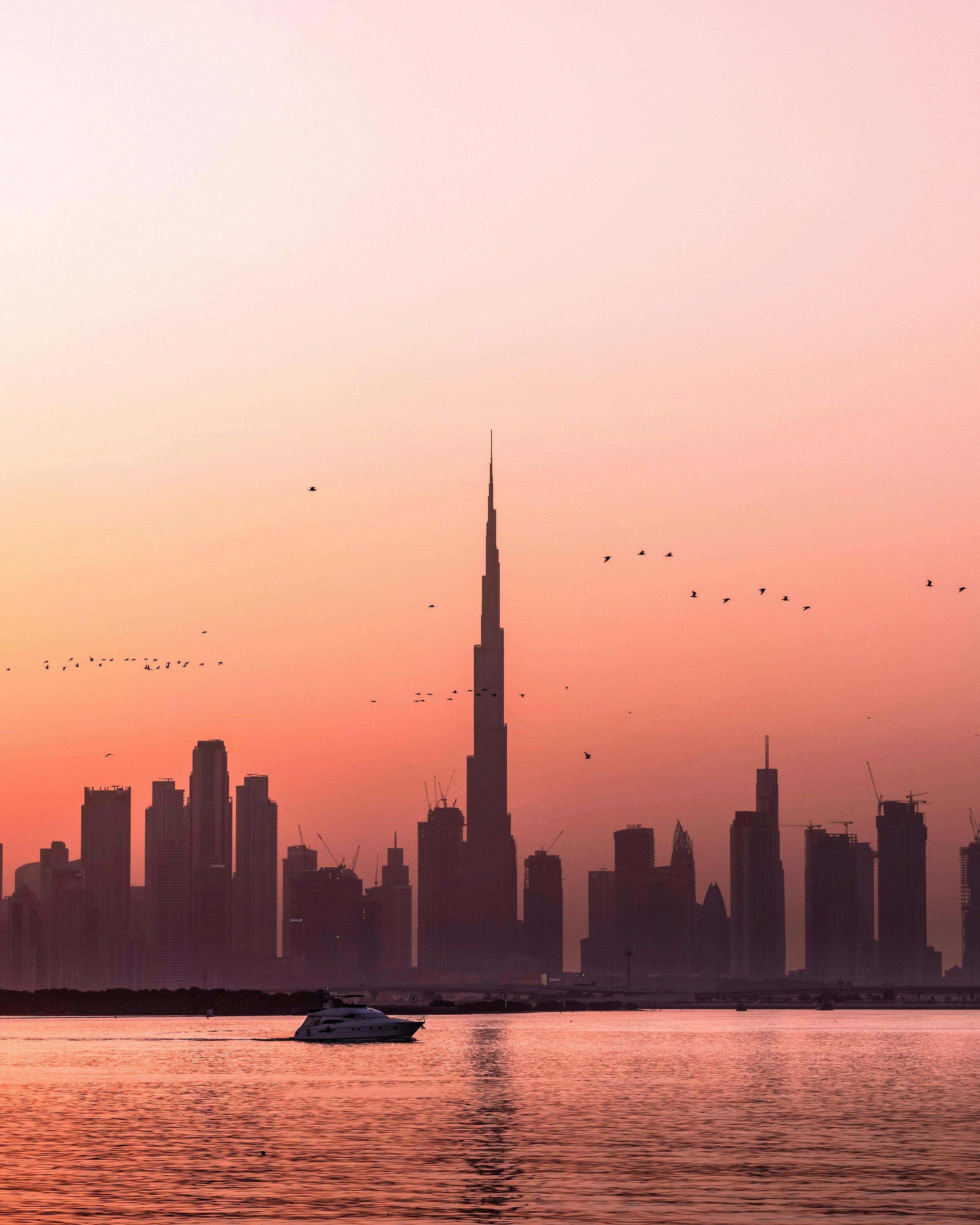 Horizonte de Dubai ao entardecer, Emirados Árabes Unidos.