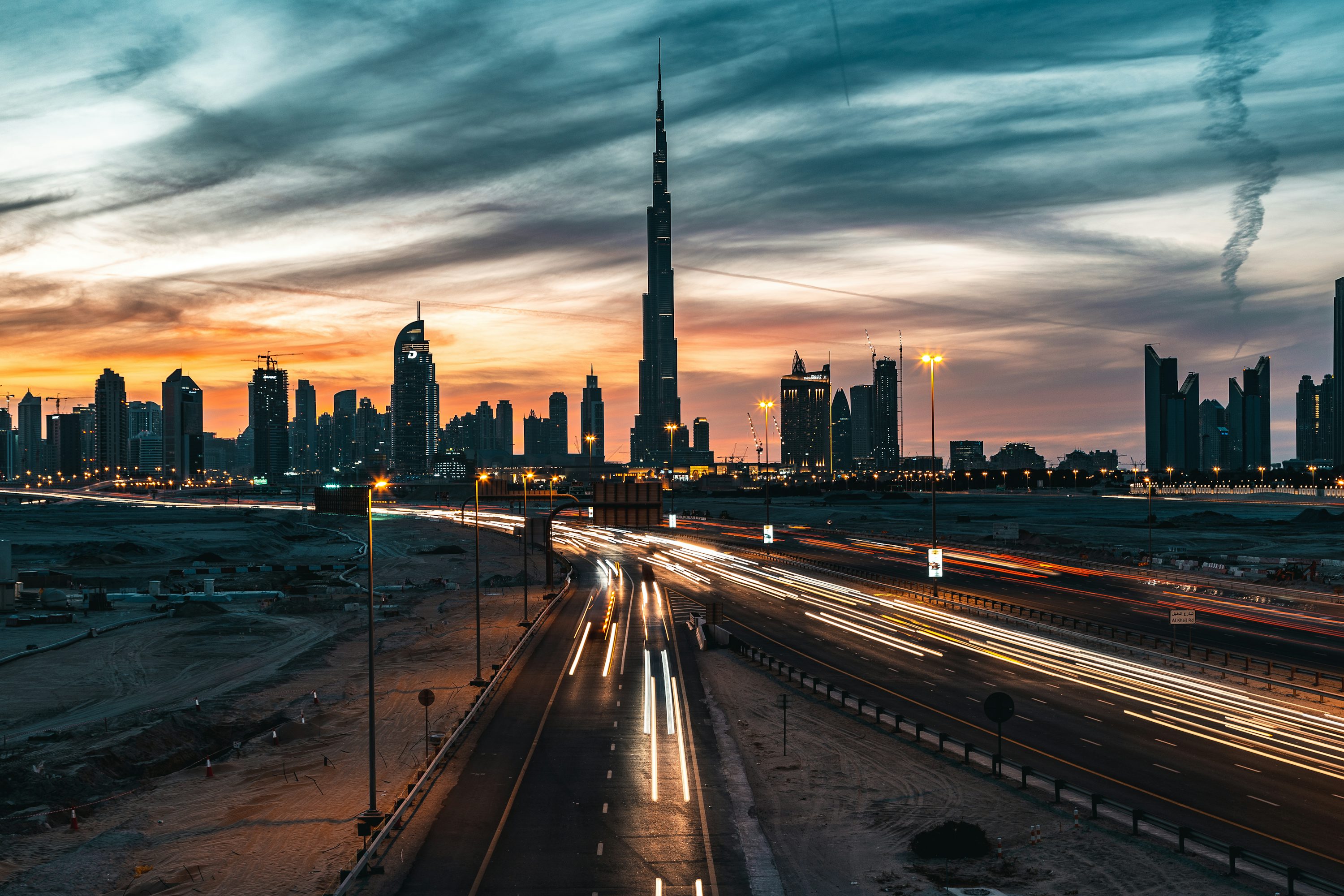 Horizonte urbano de Dubai ao pôr do sol.