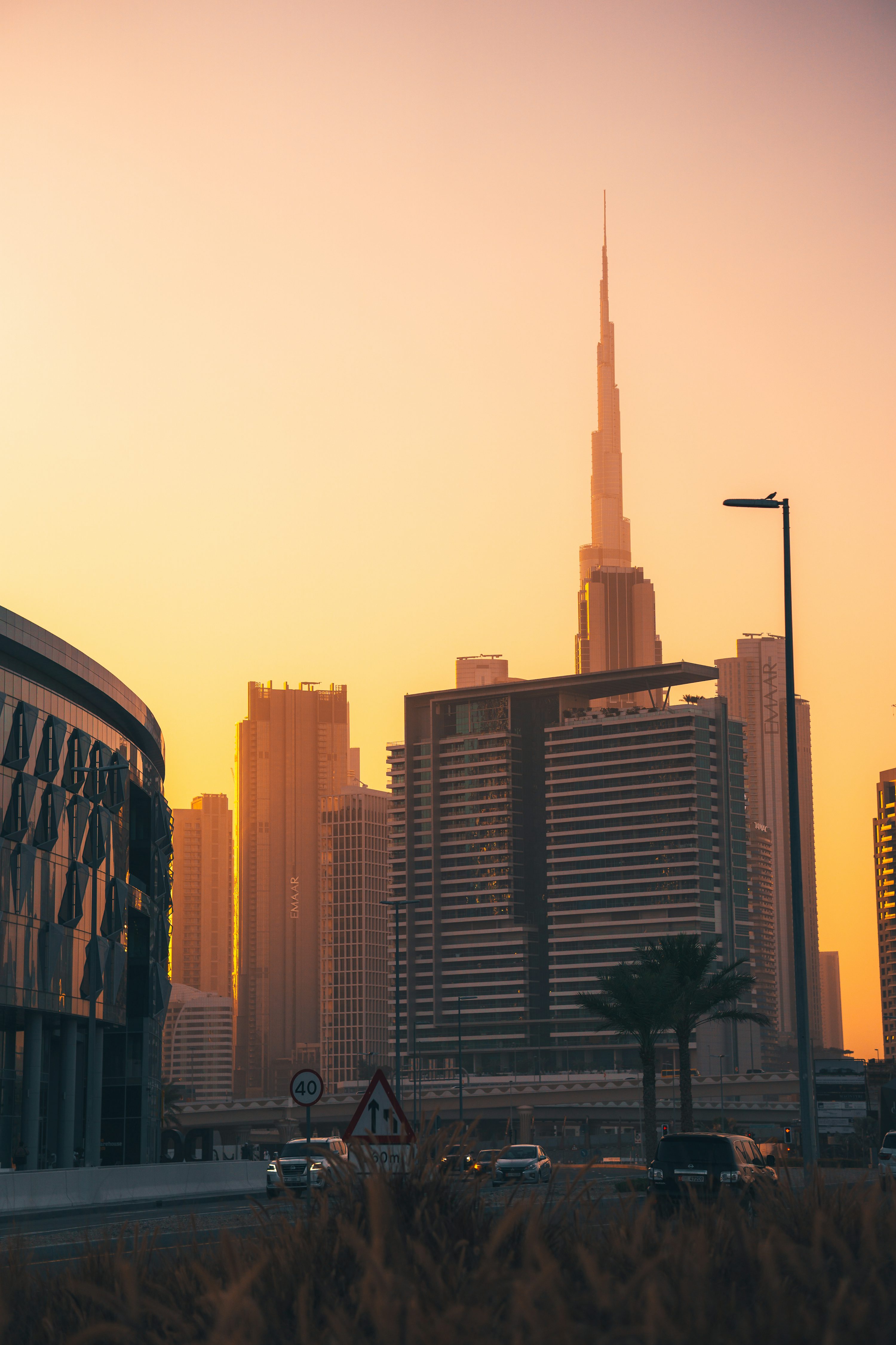 Cidade de Dubai vista ao entardecer com edifícios altos.