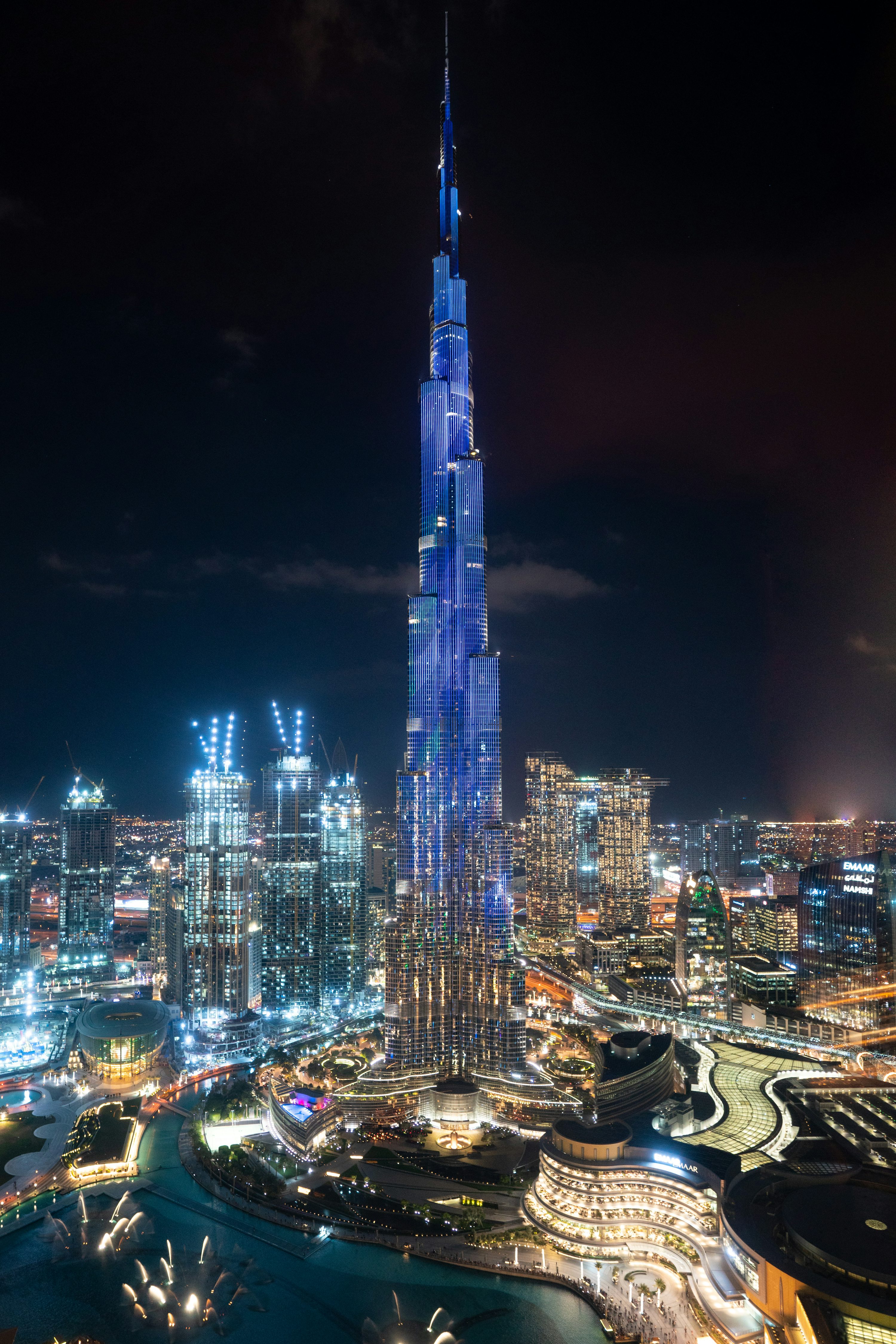 Horizonte de Dubai iluminado durante a noite.