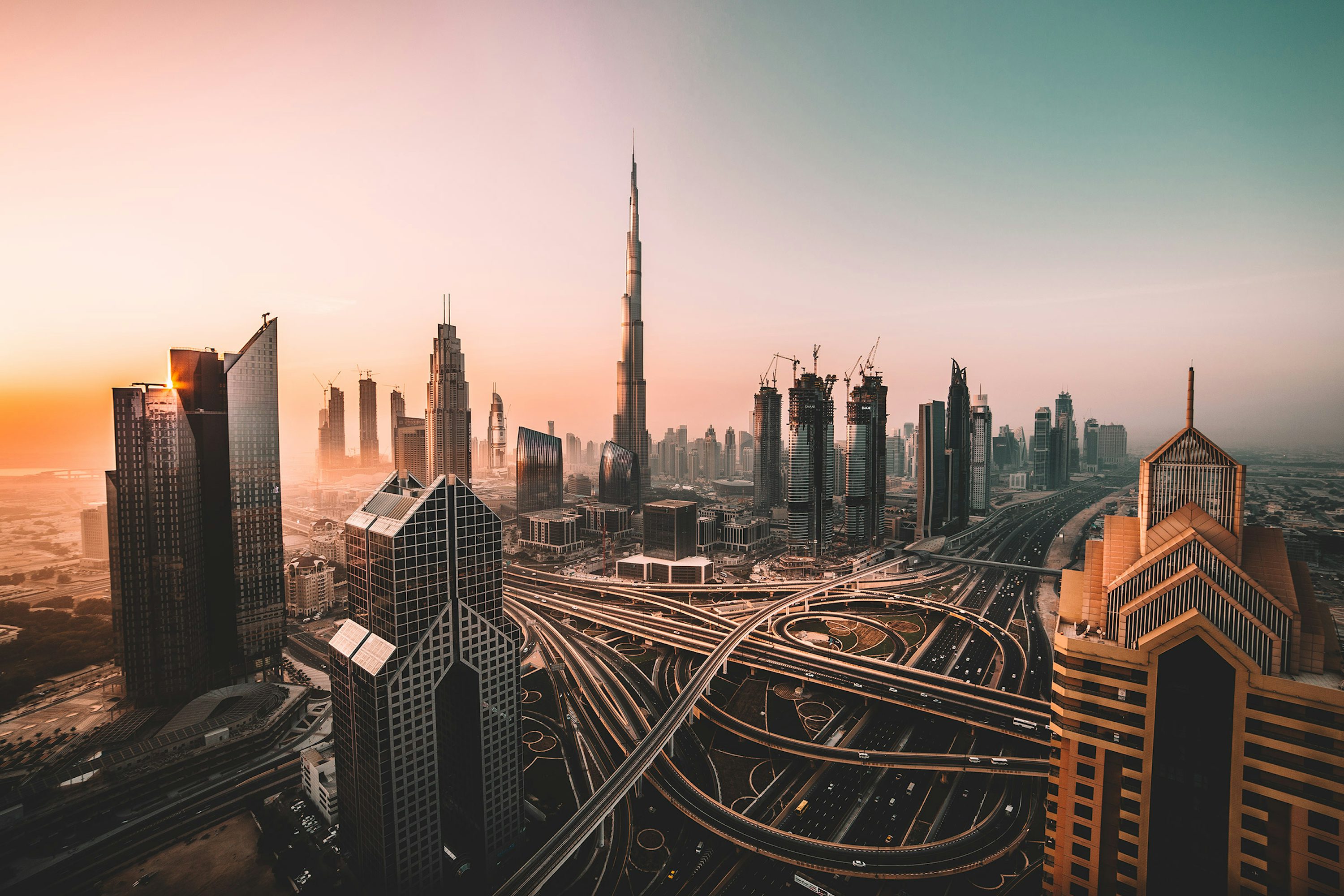 Centro financeiro de Dubai com vias urbanas e edifícios comerciais.