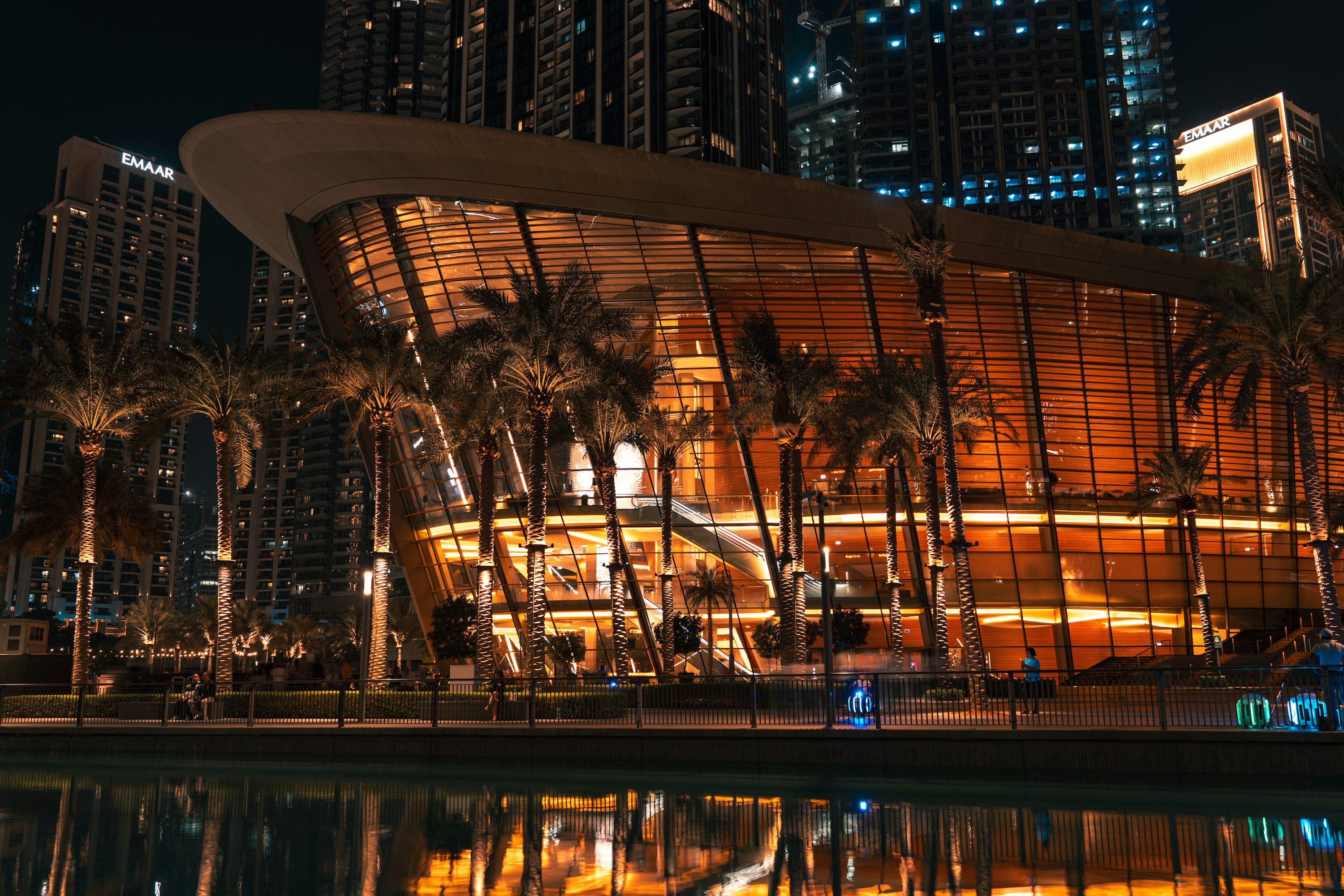 Edifício moderno iluminado à noite em Dubai.